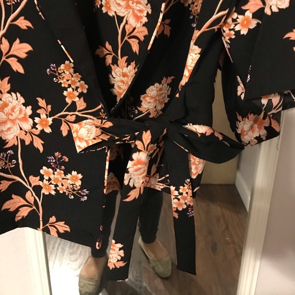 Wrap around flower blazer - Picture 2 of 3